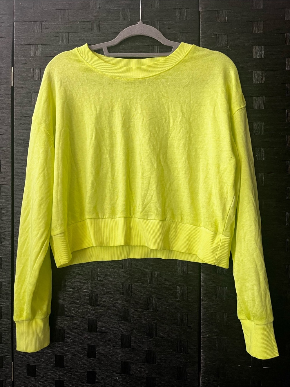 No Boundaries Neon Yellow Women's Cropped Sweatshirt Size Large